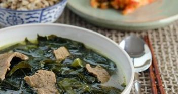 Cách nấu canh rong biển thịt bò ngon ngọt tự nhiên mang phong cách ẩm thực hàn quốc vào bữa ăn gia đình bạn Cách nấu canh rong biển thịt bò ngon ngọt tự nhiên mang phong cách ẩm thực hàn quốc vào bữa ăn gia đình bạn 6