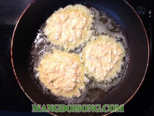 Cách làm bánh bắp chiên thơm ngon giòn tan rôm rã cùng bạn bè 3