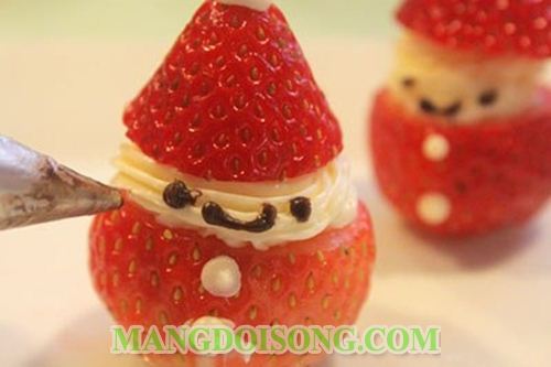 CÁCH LÀM BÁNH ÔNG GIÀ NOEL QUẢ DÂU TÂY ĐẸP MẮT CHO GIÁNG SINH AN LÀNH 5