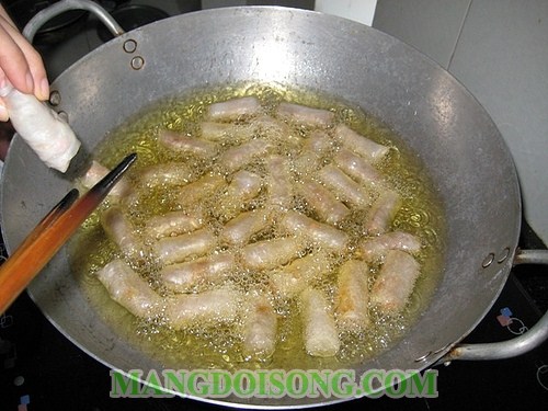 CÁCH LÀM CHẢ CUỐN THƠM NGON GIÒN RỤM VÀNG ƯƠM 3