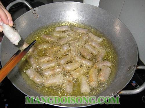 CÁCH LÀM CHẢ GIÒ MỰC THƠM NGON GIÒN GIÒN CÒN LẠ MIỆNG NỮA 3