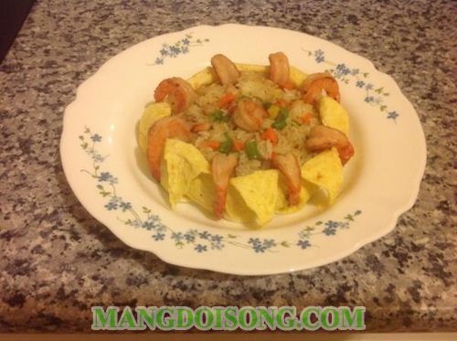 CÁCH LÀM CƠM CHIÊN CUỘN TRỨNG NGON ĐẸP CHO NGÀY ĐẦU NĂM MỚI MAY MẮN 5