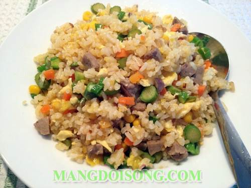 Cách làm cơm rang trứng muối thơm ngon bổ dưỡng cung cấp đày đủ chất dinh dưỡng cho bữa sáng 4