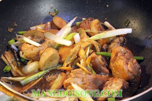 Cách làm gà xào nấm rơm ngon miệng thơm phức đẹp mắt 3