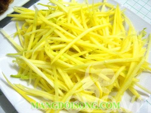 CÁCH LÀM GỎI XOÀI KIỂU THÁI VỚI THỊT GÀ NƯỚC CỐT DỪA THƠM NGON NGÂY NGẤT 1