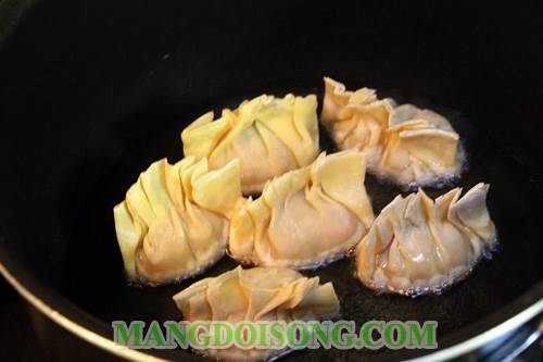 Cách làm hoành thánh chiên giòn ngon rất hấp dẫn 3