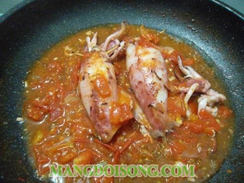 CÁCH LÀM MỰC NHỒI THỊT SỐT CÀ CHUA CHO BỮA CƠM THÊM NGON 3