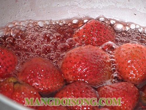 CÁCH LÀM MỨT DÂU TÂY NGỌT NGÀO CHO MÙA ĐÔNG LÃNG MẠN 3