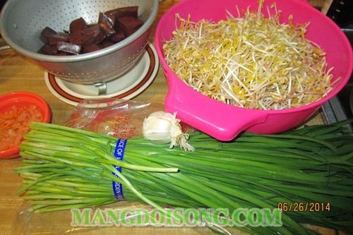CÁCH LÀM TIẾT XÀO GIÁ HẸ THƠM NGON DÂN DÃ CHO BỮA CƠM THÊM HẤP DẪN 1