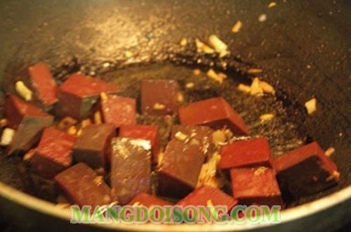 CÁCH LÀM TIẾT XÀO GIÁ HẸ THƠM NGON DÂN DÃ CHO BỮA CƠM THÊM HẤP DẪN 2
