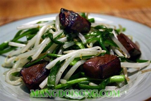 CÁCH LÀM TIẾT XÀO GIÁ HẸ THƠM NGON DÂN DÃ CHO BỮA CƠM THÊM HẤP DẪN 3