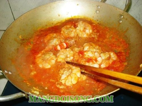 CÁCH LÀM TÔM SỐT CÀ CHUA NGON CHO CÁC NGƯỜI NỘI TRỢ ÍT THỜI GIAN 4