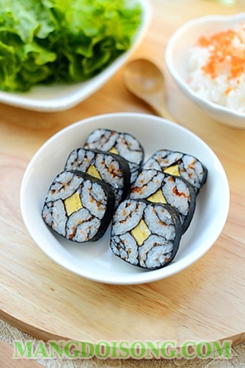 Hướng dẫn cách làm sushi nhân trứng tôm hấp dẫn độc đáo 1