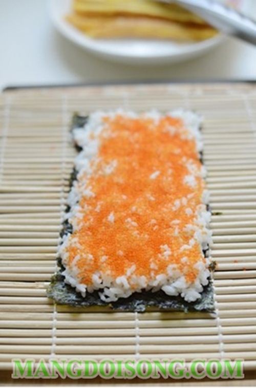 Hướng dẫn cách làm sushi nhân trứng tôm hấp dẫn độc đáo 3