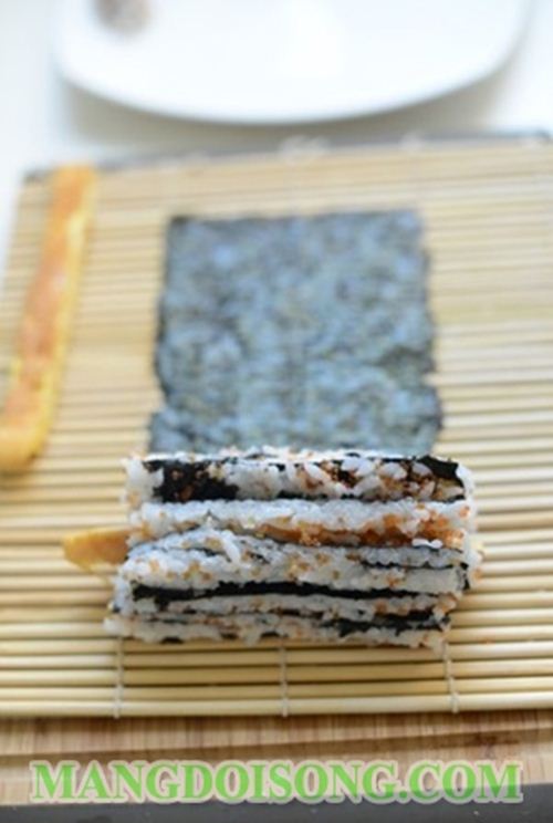 Hướng dẫn cách làm sushi nhân trứng tôm hấp dẫn độc đáo 4