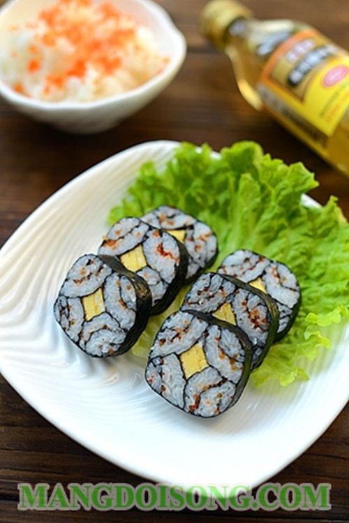 Hướng dẫn cách làm sushi nhân trứng tôm hấp dẫn độc đáo 5