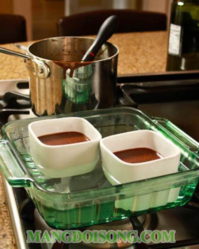 Cách làm bánh flan socola ngon trang trí bằng quả mâm xôi đẹp ngất ngây ai thấy cũng mê 3