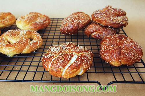 Cách làm bánh mì ngọt nướng kem trứng vàng óng đẹp mắt dùng làm món ăn vặt hàng ngày 10