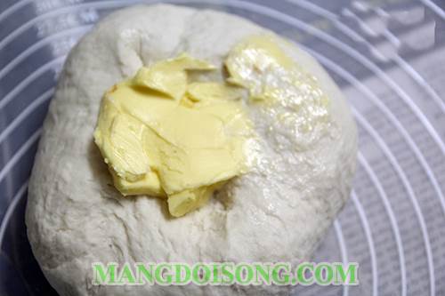 Cách làm bánh mì ngọt nướng kem trứng vàng óng đẹp mắt dùng làm món ăn vặt hàng ngày 3