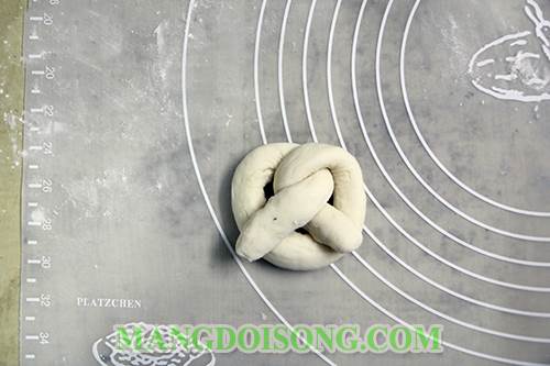 Cách làm bánh mì ngọt nướng kem trứng vàng óng đẹp mắt dùng làm món ăn vặt hàng ngày 6