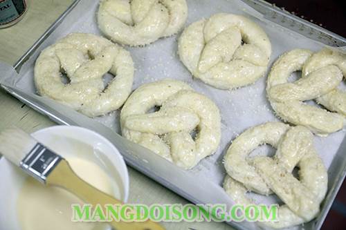 Cách làm bánh mì ngọt nướng kem trứng vàng óng đẹp mắt dùng làm món ăn vặt hàng ngày 9