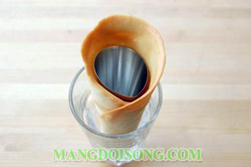 Cách làm bánh ốc quế đơn giản cho món kem thêm ngon 7
