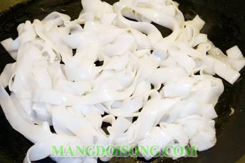 Cách làm bánh phở nóng ngon hấp dẫn tại nhà 4