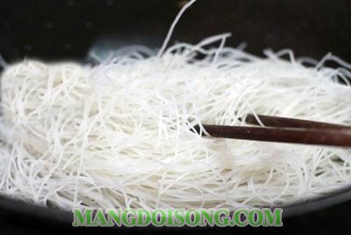 Cách làm bún gạo xào tôm thơm ngon nạp nhanh năng lượng cho bữa sáng gia đình thêm hưng phấn 6
