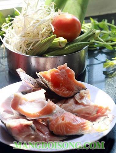 Cách làm canh chua đầu cá hồi chua ngọt cho ngày nắng 1
