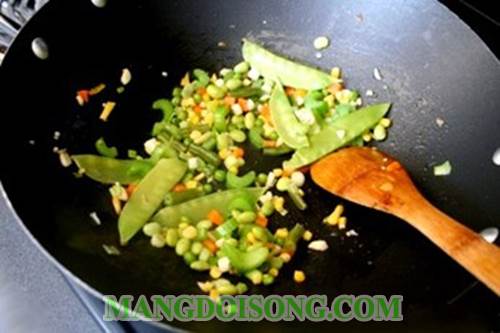 Cách làm cơm chiên chay thơm ngon thanh đạm dùng làm món điểm tâm cho bữa sáng 4