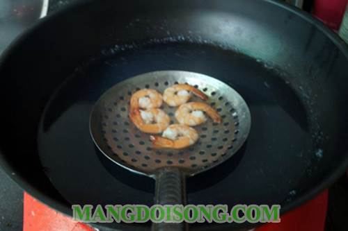 Cách làm cơm nắm tôm chà bông ngon đẹp mắt cho các bé yêu thưởng thức vào bữa sáng 2