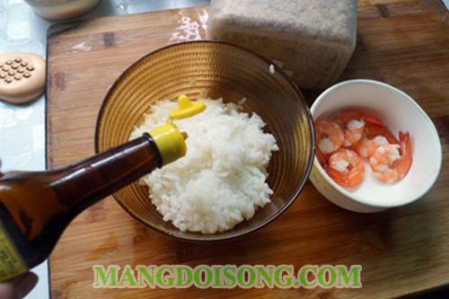 Cách làm cơm nắm tôm chà bông ngon đẹp mắt cho các bé yêu thưởng thức vào bữa sáng 3