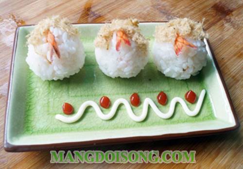 Cách làm cơm nắm tôm chà bông ngon đẹp mắt cho các bé yêu thưởng thức vào bữa sáng 4