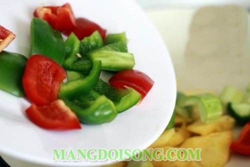 Cách làm giò lụa xào ngũ sắc ngon ngọt đẹp rực rỡ cho bữa cơm gia đình thêm phần lãng mạn 4