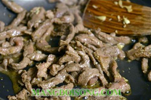 Cách làm gỏi bò cà tím ngon lạ miệng đổi gió cung cấp nhiều chất dinh dưỡng để sẵn sàng cho một tuần mới đầy hứng khởi 5