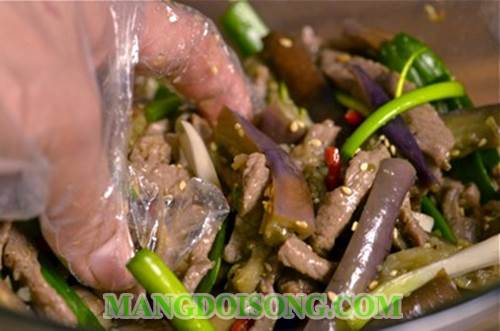 Cách làm gỏi bò cà tím ngon lạ miệng đổi gió cung cấp nhiều chất dinh dưỡng để sẵn sàng cho một tuần mới đầy hứng khởi 6