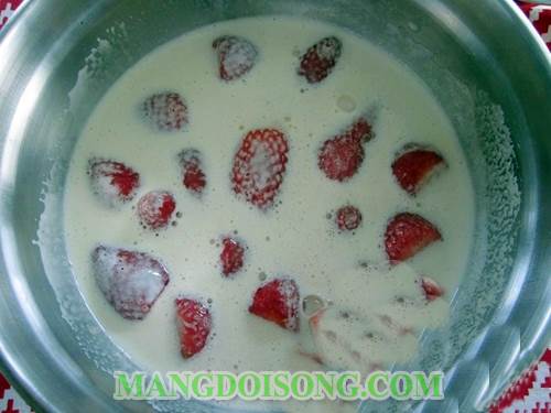 Cách làm kem dâu tây ngon có màu hồng rất đẹp mắt giúp đẹp da sáng mắt 5