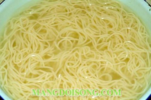 Cách làm mì nấu bắp bò nước súp sa tế cay thơm ngon nồng ấm cho bữa sáng gia đình bạn thêm phần hưng phấn 4
