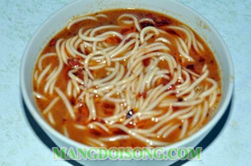 Cách làm mì nấu bắp bò nước súp sa tế cay thơm ngon nồng ấm cho bữa sáng gia đình bạn thêm phần hưng phấn 7
