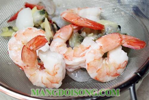 Cách làm mì xào hải sản thơm ngon trong các khu resort 2