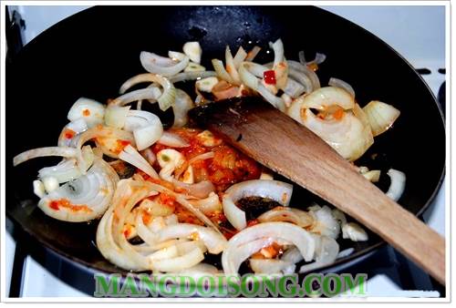 Cách làm mực xào chua cay thơm hương ngọt vị cho bữa cơm 3