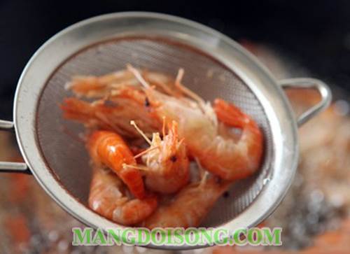 Cách làm tôm chiên tỏi thơm ngon đơn giản cho bữa cơm chiều thêm thú vị 2