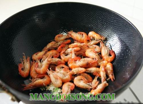 Cách làm tôm chiên tỏi thơm ngon đơn giản cho bữa cơm chiều thêm thú vị 4