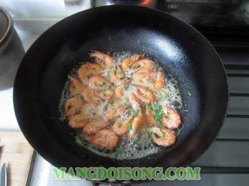 Cách làm tôm hấp dừa thơm ngon ngọt trang trí đẹp mắt chỉ trong mười phút 3