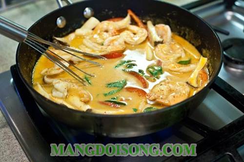 Cách làm tôm sốt cà ri đỏ Ấn Độ thơm ngon lừng danh năm châu bốn bể cho cả nhà bữa cơm chiều ngon miệng 6