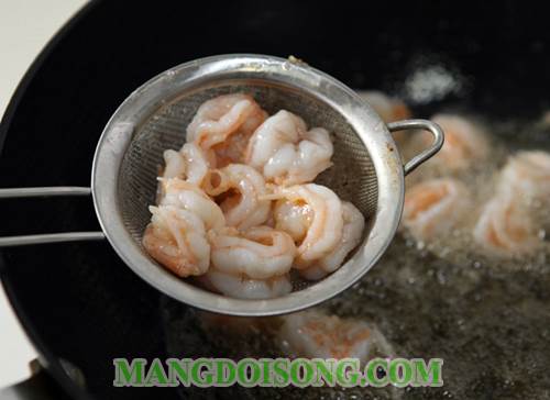 Cách làm tôm sốt lạc rang thơm ngon béo ngậy cho bữa cơm thêm ngon miệng 3
