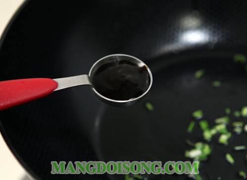 Cách làm tôm sốt lạc rang thơm ngon béo ngậy cho bữa cơm thêm ngon miệng 4