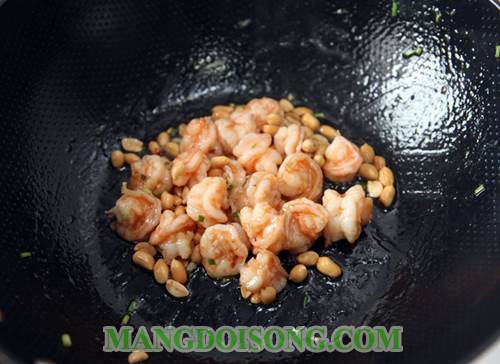 Cách làm tôm sốt lạc rang thơm ngon béo ngậy cho bữa cơm thêm ngon miệng 6