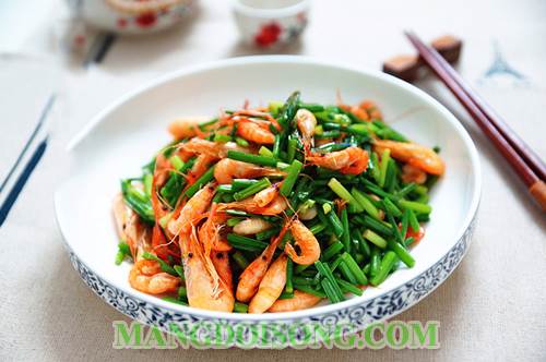 Cách làm tôm xào bông hẹ thơm ngon cho bữa cơm gia đình với chi phí thấp nhất 6
