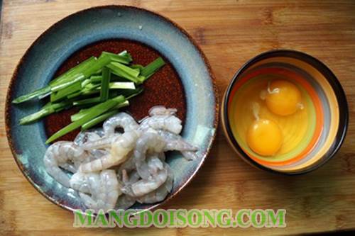 Cách làm trứng chiên tôm ngon bổ rẻ đơn giản cho bữa cơm thêm ngon miệng 1